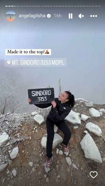 momen Angela Gilsha saat naik gunung (instagram.com/angelagilsha)