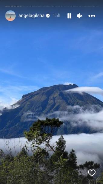 momen Angela Gilsha saat naik gunung (instagram.com/angelagilsha)