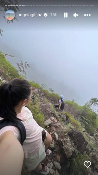 momen Angela Gilsha saat naik gunung (instagram.com/angelagilsha)