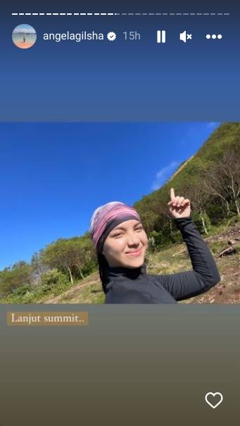 momen Angela Gilsha saat naik gunung (instagram.com/angelagilsha)