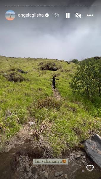 momen Angela Gilsha saat naik gunung (instagram.com/angelagilsha)