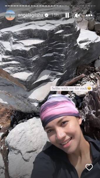 momen Angela Gilsha saat naik gunung (instagram.com/angelagilsha)