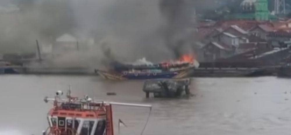 Kapal pengangkut beras terbakar di perairan sungai Musi Palembang (Dok: istimewa)