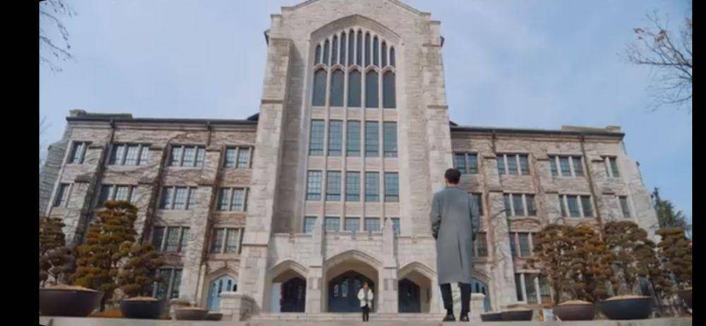 Ewha Womans University menjadi lokasi syuting pertemuan Sun Oh dan Jojo dalam drama Love Alarm 1 (dok. idlix/Love Alarm 1)