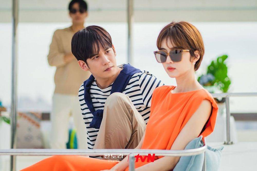 Jang Dong Jin (Park Ki Woong) dan Go Hae Soo (Jang Hee Jin) di drakor Pandora: Beneath the Paradise (instagram.com/tvn_drama)
