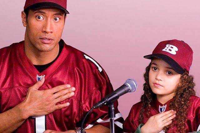 Dwayne Johnson (kiri) dalam film The Game Plan (dok. Walt Disney Pictures/The Game Plan)