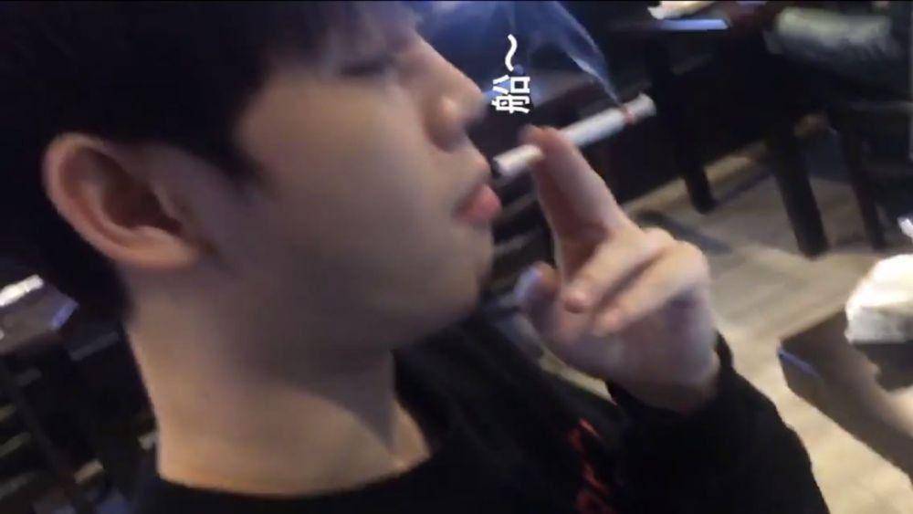 foto yang diduga Karam sedang merokok (koreaboo.com)