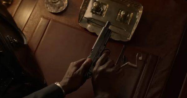 Seorang assasin menyiapkan senjatanya ( Dok. Peacock / The Continental )