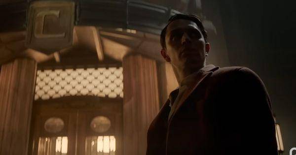 Seorang pria muncul di depan hotel Continental ( Dok. Peacock / The Continental )