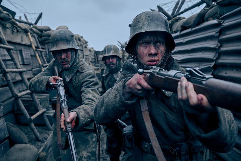 Felix Kammerer, Edin Hasanovic, dan Albrecht Schuch di film All Quiet on the Western Front (2022) (dok. Netflix/All Quiet on the Western Front)