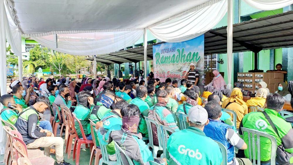 Sahabat dan Alumni SMP Negeri 1 Metro 87/90 Bagi 15 Ribu Paket Sembako