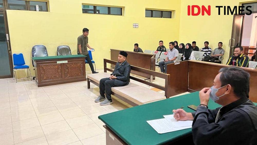 Mantan Bupati Bener Meriah, Ahmadi, saat menjalani sidang di PN Simpang Tiga Redelong, terkait kasus jual beli kulit harimau. (Dokumentasi Kejati Aceh untuk IDN Tiimes)