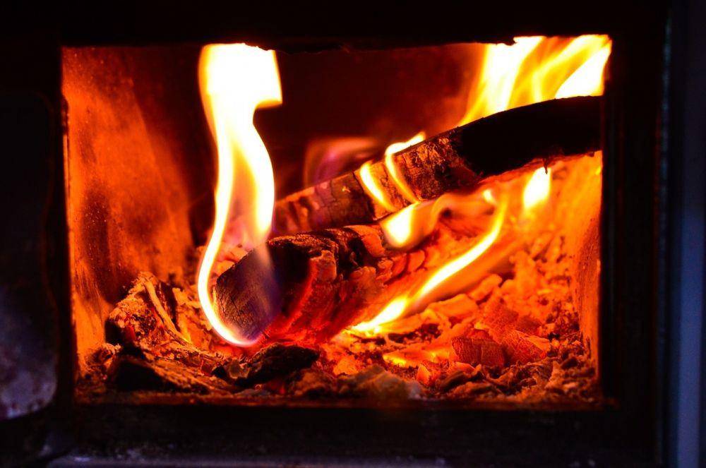 ilustrasi tungku kayu bakar melepaskan polutan berbahaya ke udara (pixabay.com/PublicDomainPictures)