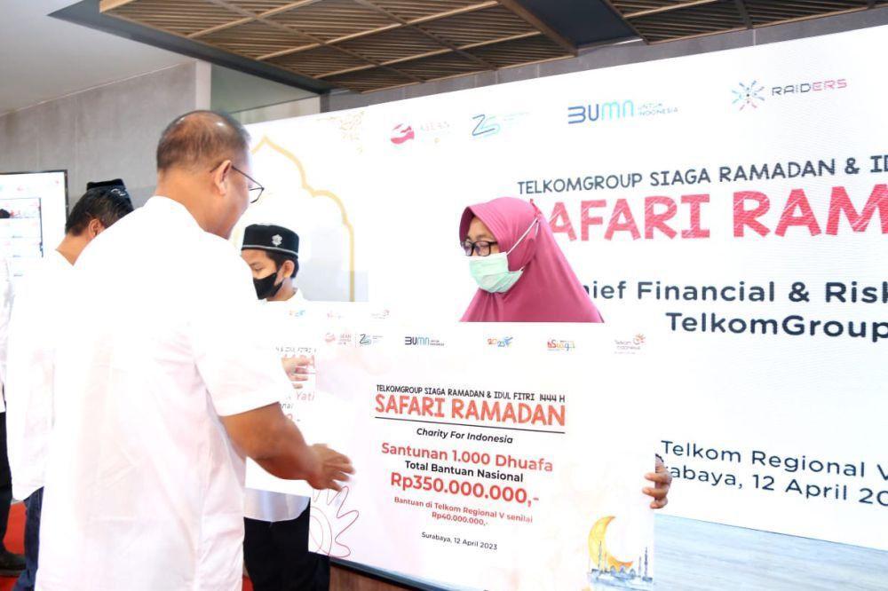 Penyerahan santunan Telkom Berbagi secara simbolis oleh Direktur Keuangan dan Manajemen Risiko Telkom Heri Supriadi kepada 1.000 masyarakat dhuafa di cakupan wilayah Telkom Regional V (Jawa Timur, Bali, dan Nusa Tenggara). (Dok. Telkom)