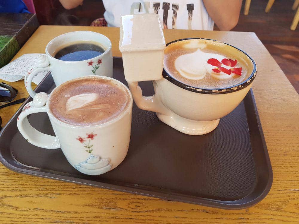 potret latte disajikan di wadah gak jelas (reddit.com/user/Gridoverflow)