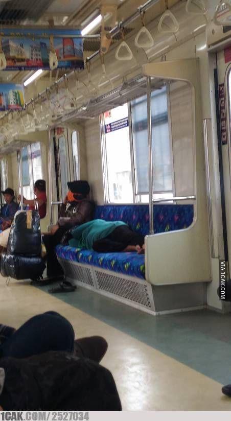 kelakuan penumpang KRL (1cak.com)