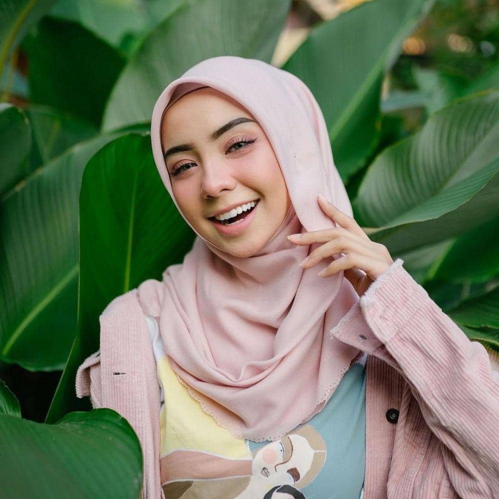 Soft makeup. (instagram.com/nesaaqila)