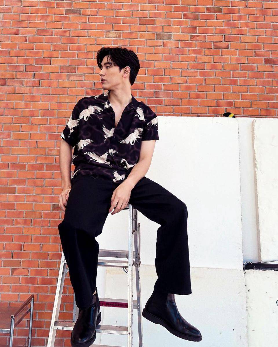 ide outfit lebaran dengan kemeja ala New Thitipoom (instagram.com/newwiee)