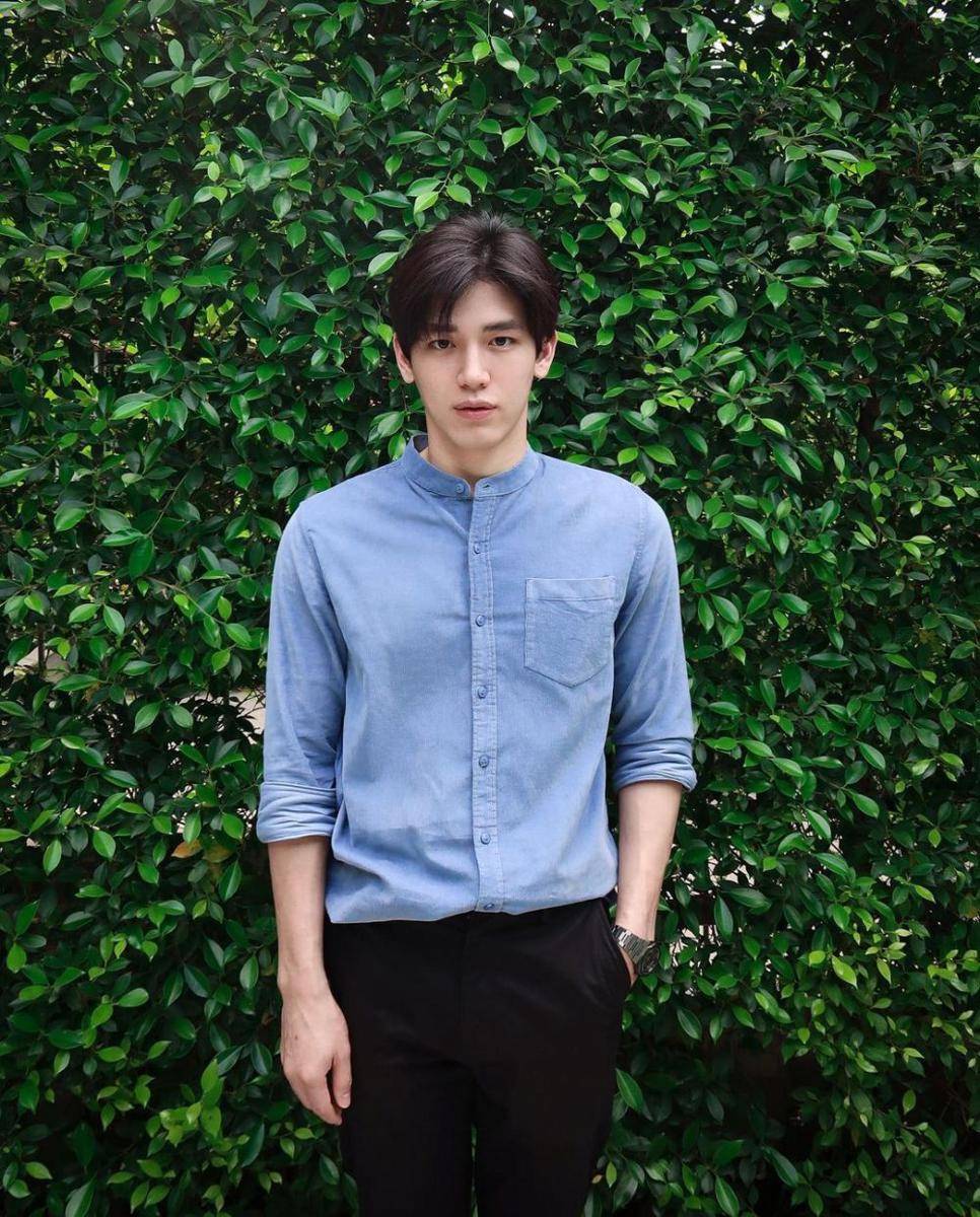 ide outfit lebaran dengan kemeja ala New Thitipoom (instagram.com/newwiee)