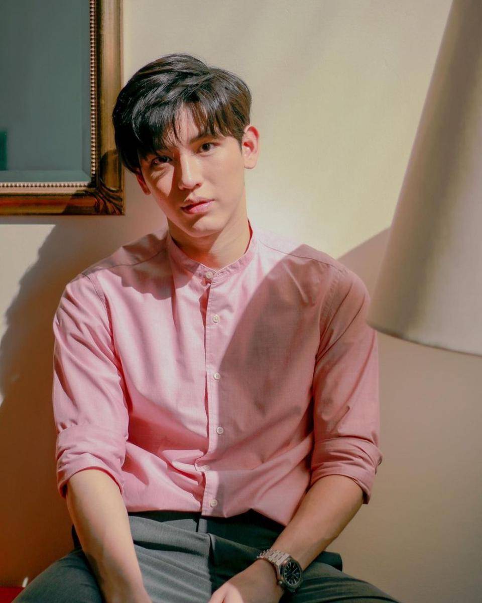 ide outfit lebaran dengan kemeja ala New Thitipoom (instagram.com/newwiee)