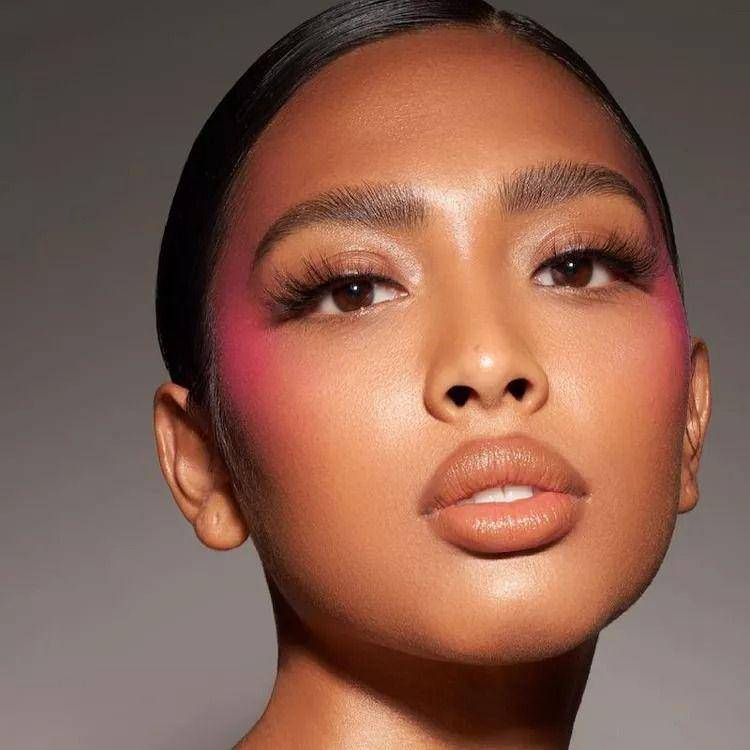 Inspirasi gaya blush on pada makeup (instagram.com/danessa_myricks)