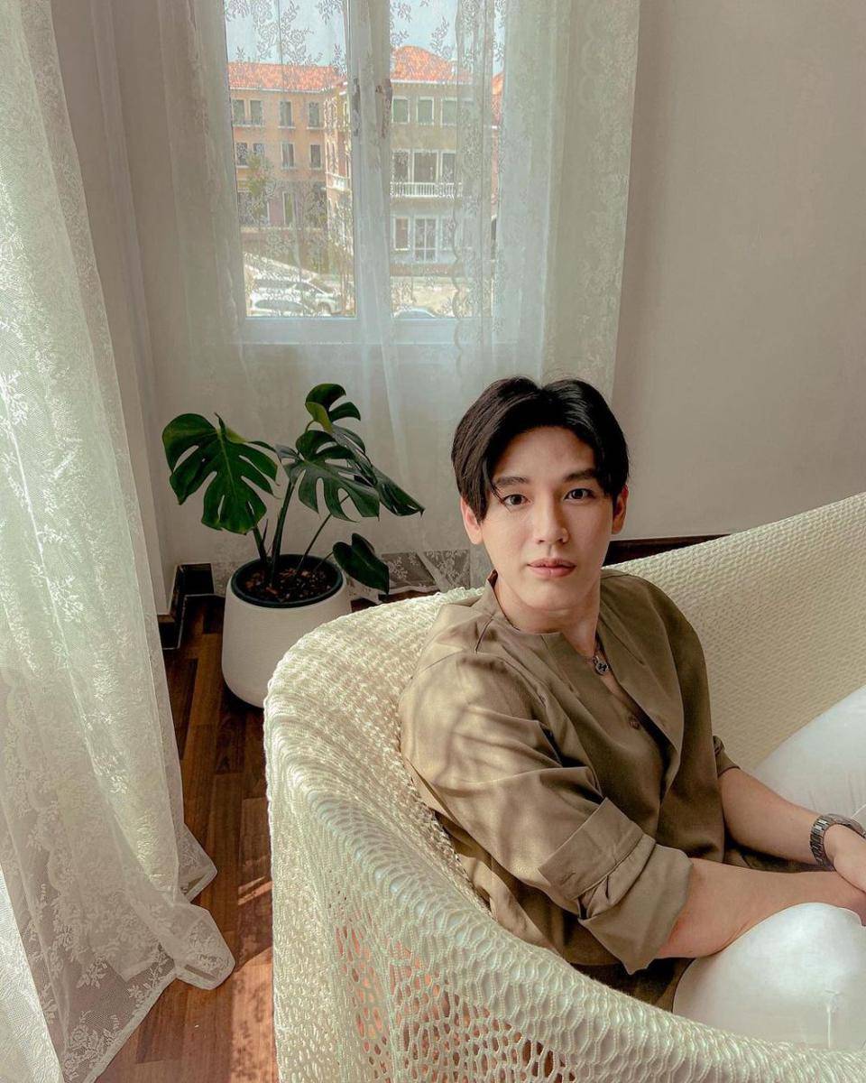 ide outfit lebaran dengan kemeja ala New Thitipoom (instagram.com/newwiee)