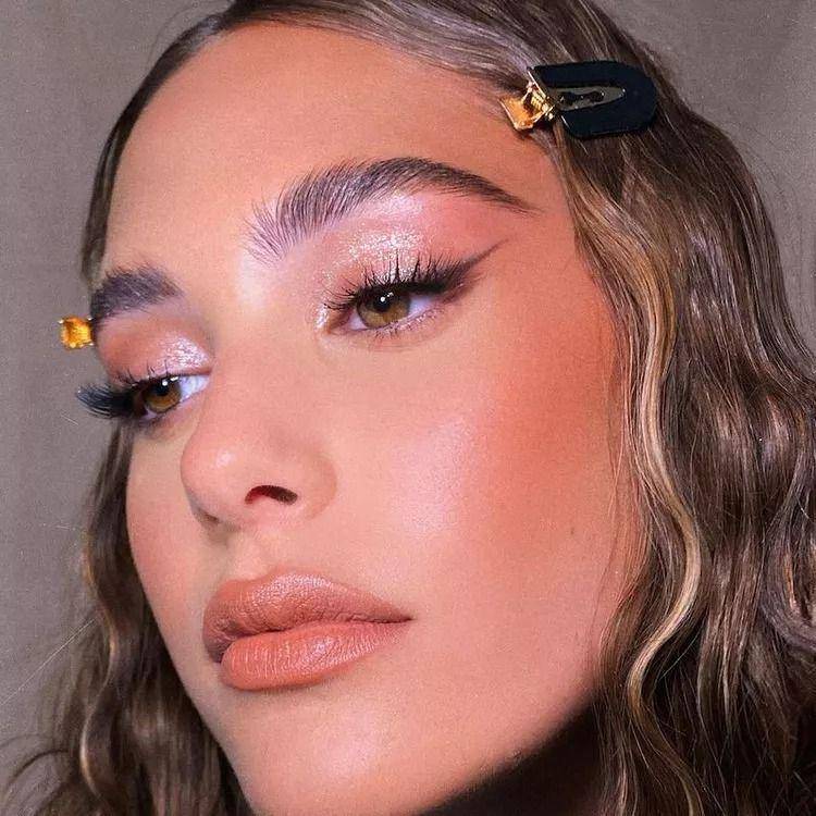 Inspirasi gaya blush on pada makeup (instagram.com/claudiu.burca))