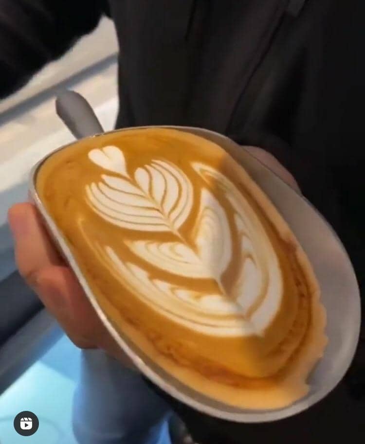 potret latte disajikan di wadah gak jelas (reddit.com/user/TaiwanNationalist)