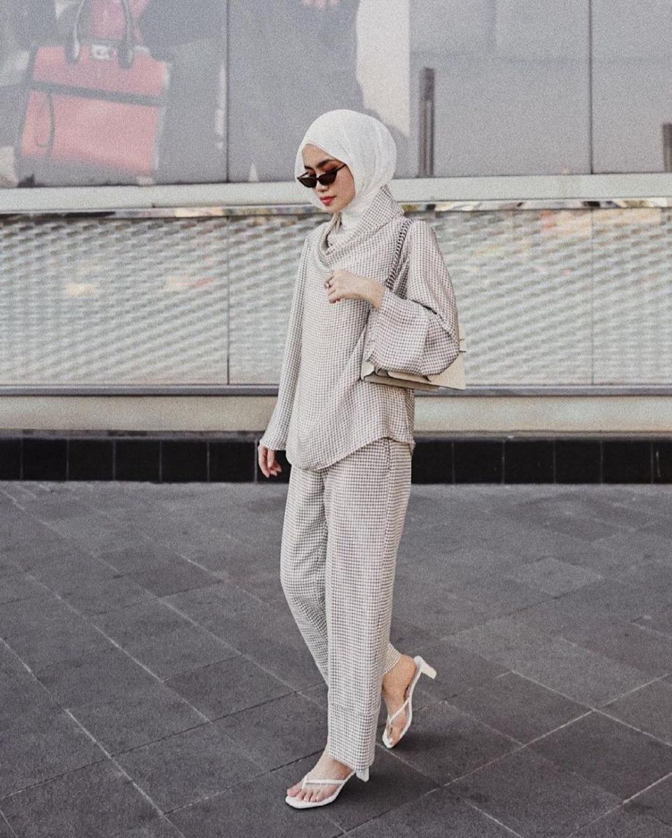 Inspirasi Outfit Old Money Buat Para Hijabers ala Selebgram Sashfir! (instagram.com/sashfir)