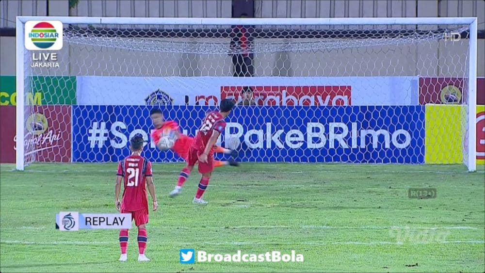 Kegagalan eksekusi penalti Rizky Dwi saat pertandingan melawan Persebaya Surabaya. (Twitter/@broadcastbola)