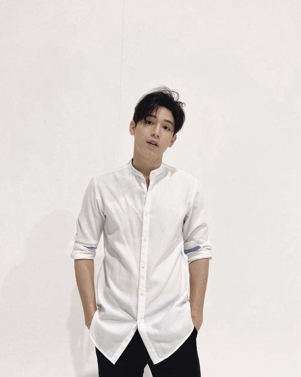 ide outfit lebaran dengan kemeja ala New Thitipoom (instagram.com/newwiee)