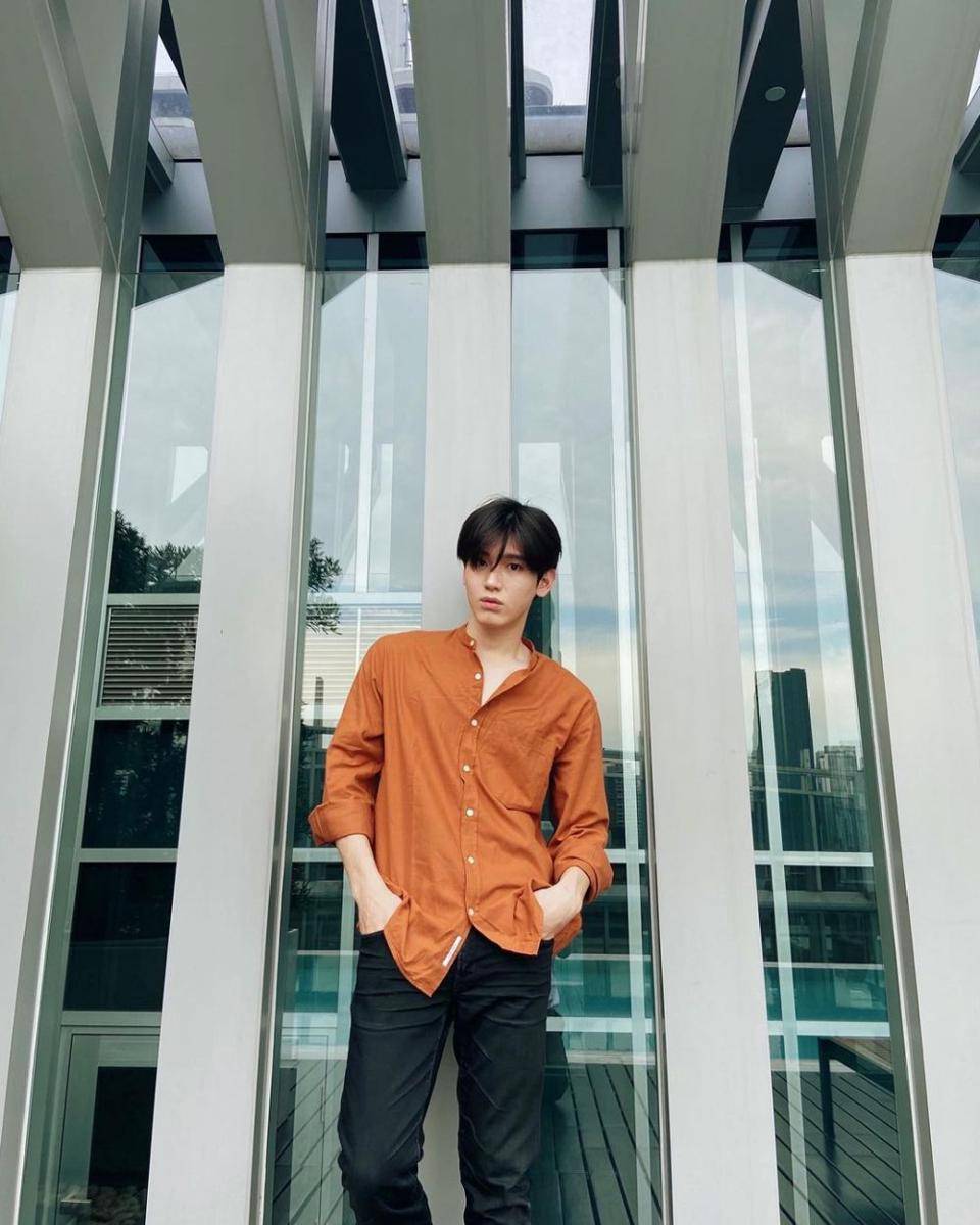 ide outfit lebaran dengan kemeja ala New Thitipoom (instagram.com/newwiee)