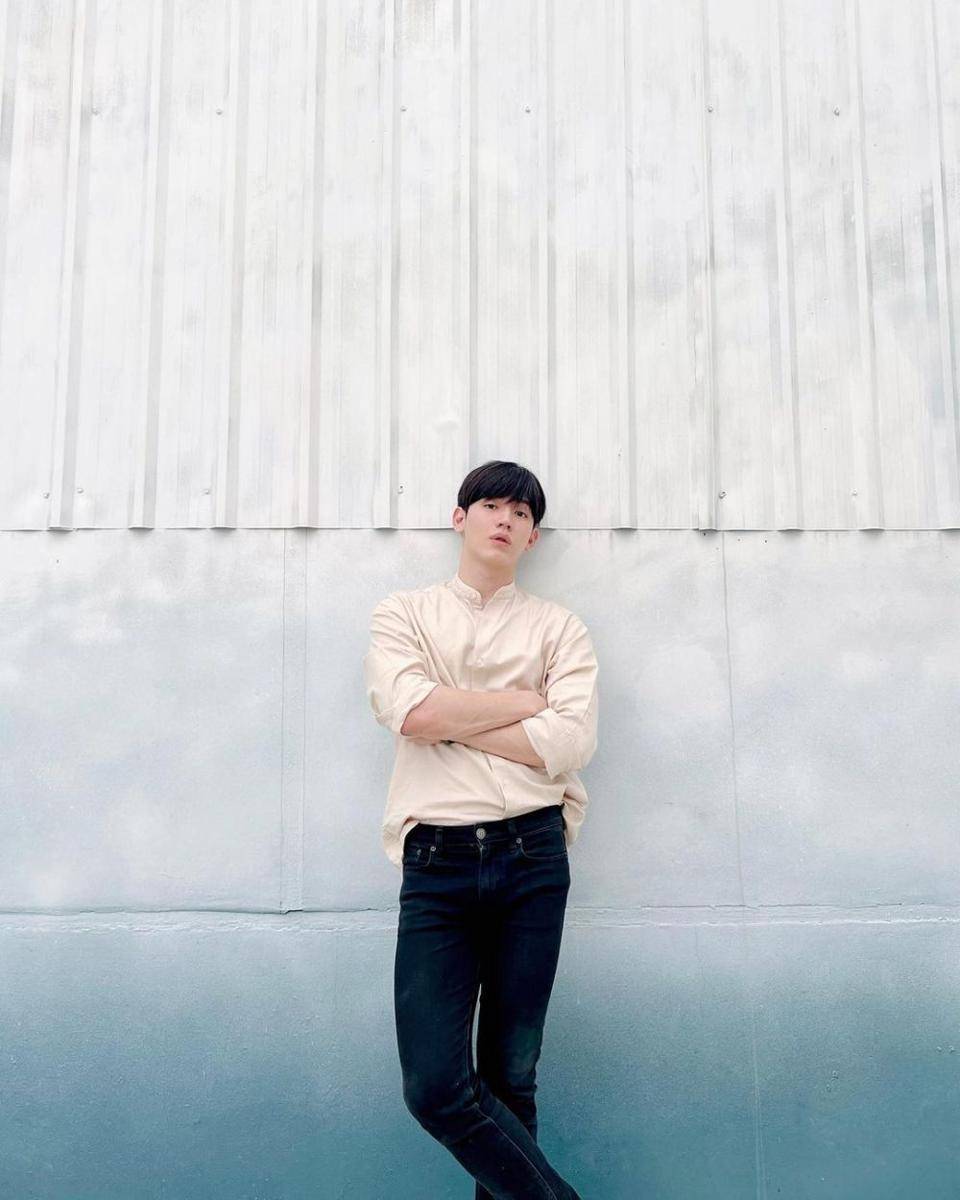 ide outfit lebaran dengan kemeja ala New Thitipoom (instagram.com/newwiee)
