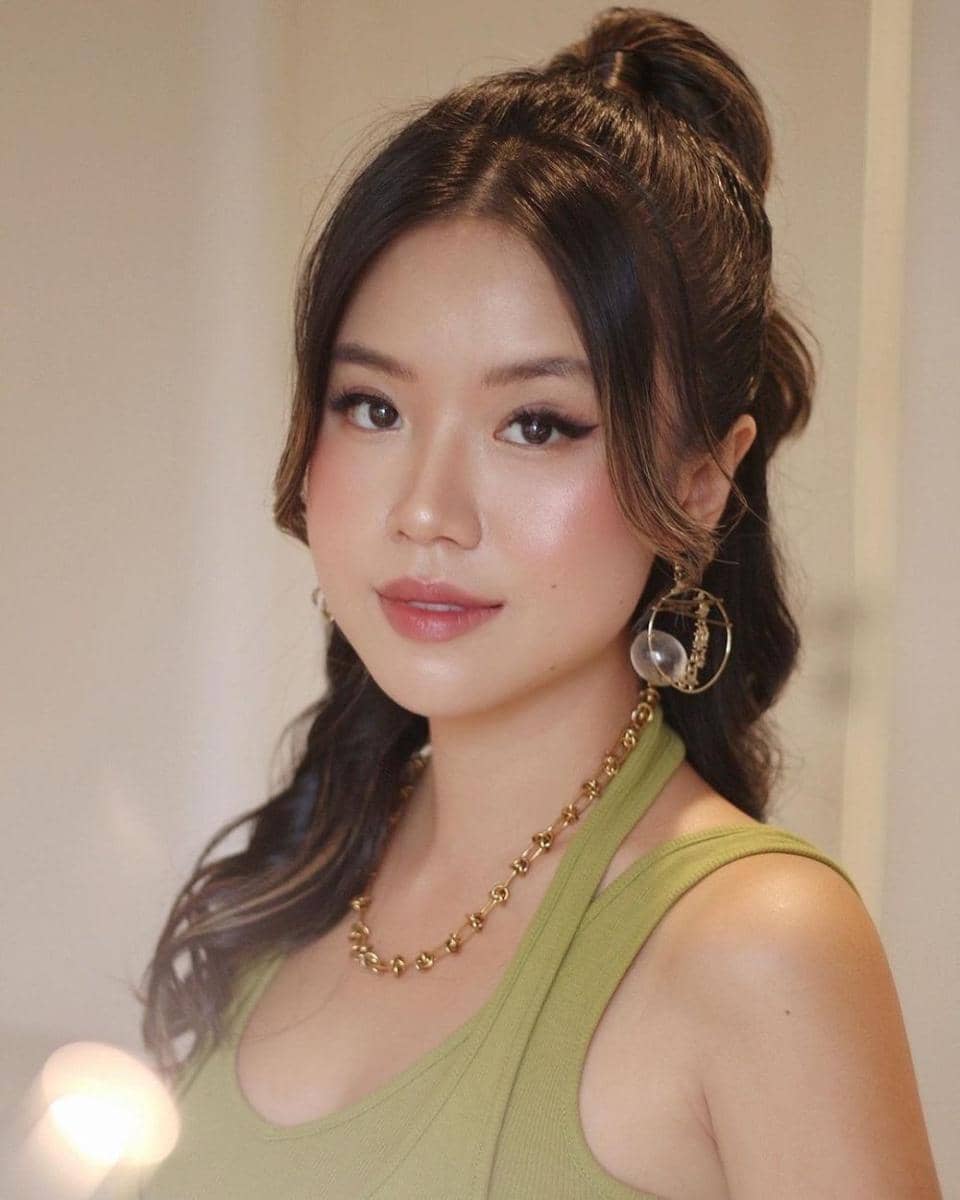 Soft makeup. (instagram.com/titantyra)