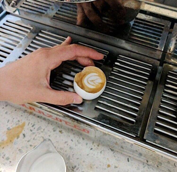 potret latte disajikan di wadah gak jelas (reddit.com/user/charliebrowniest)