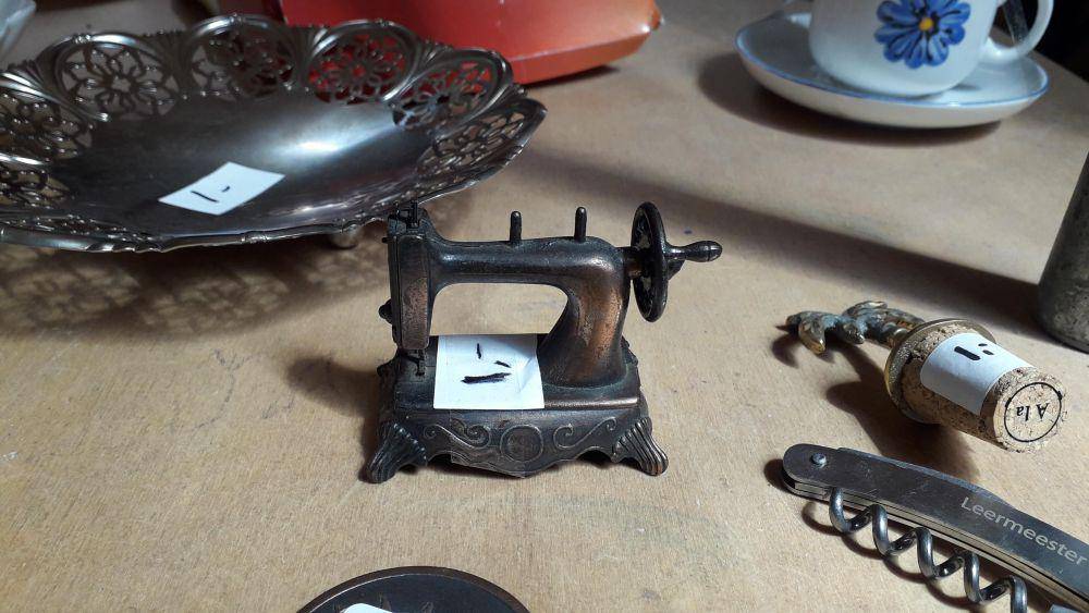 potret miniatur di toko barang bekas (reddit.com/user/bluering1307)