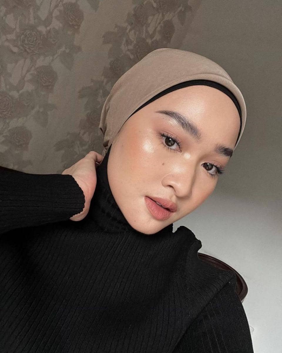 Soft makeup. (instagram.com/kiaraleswara)