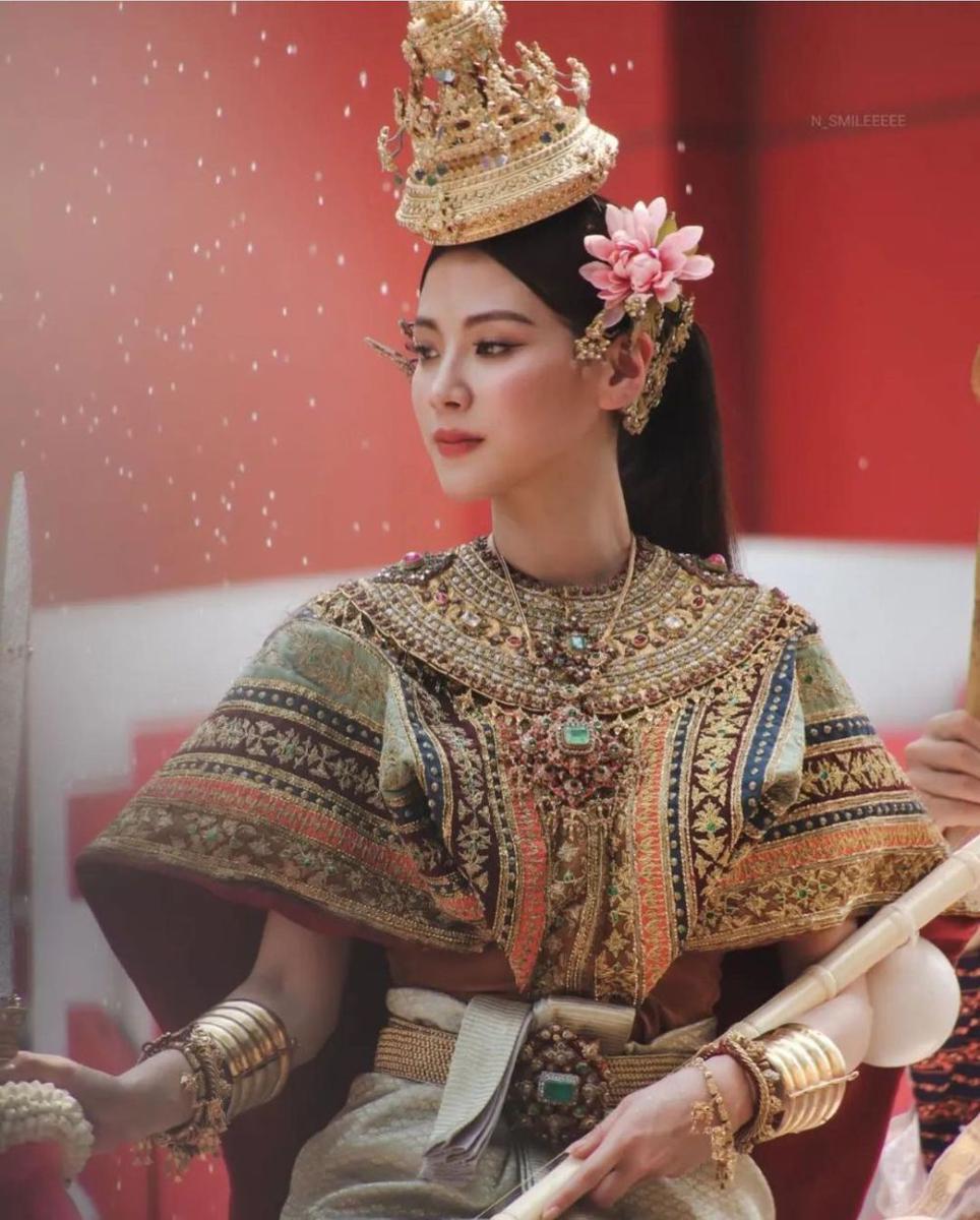 potret Baifern Pimchanok sebagai Kimita Devi di Parade Songkran 2023 (instagram.com/baifernbah)