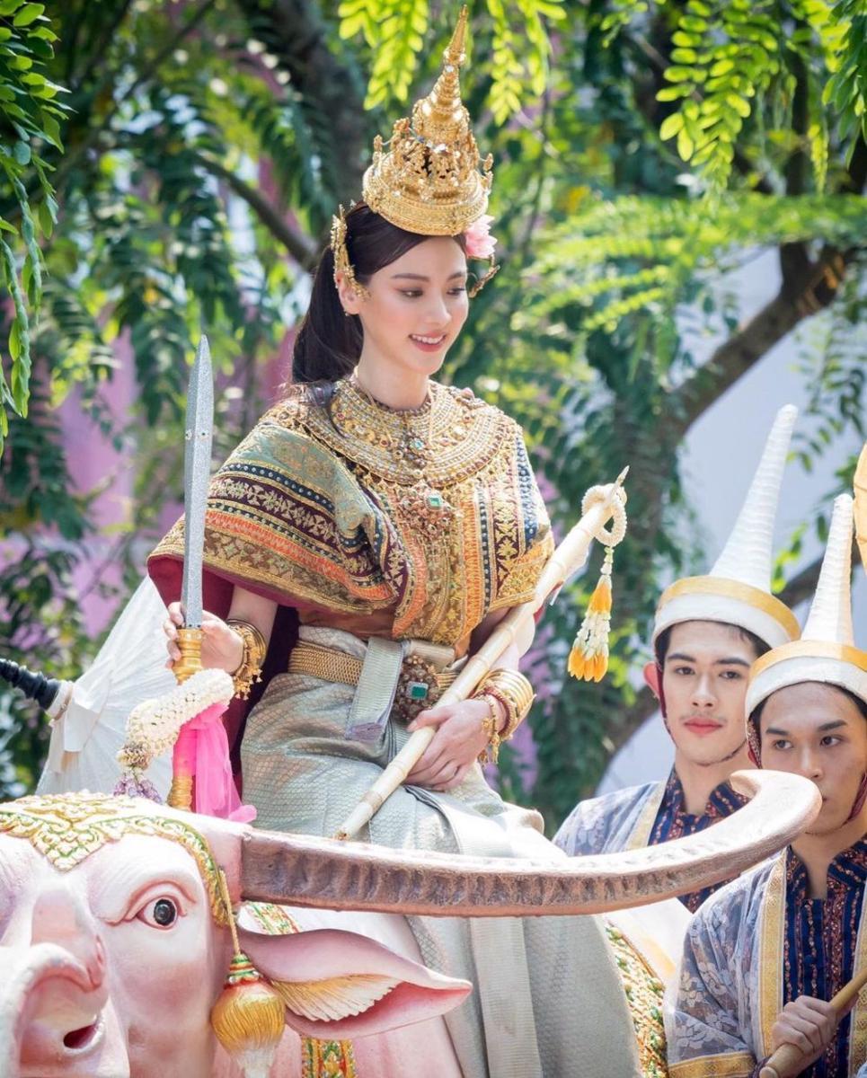 potret Baifern Pimchanok sebagai Kimita Devi di Parade Songkran 2023 (instagram.com/baifernbah)