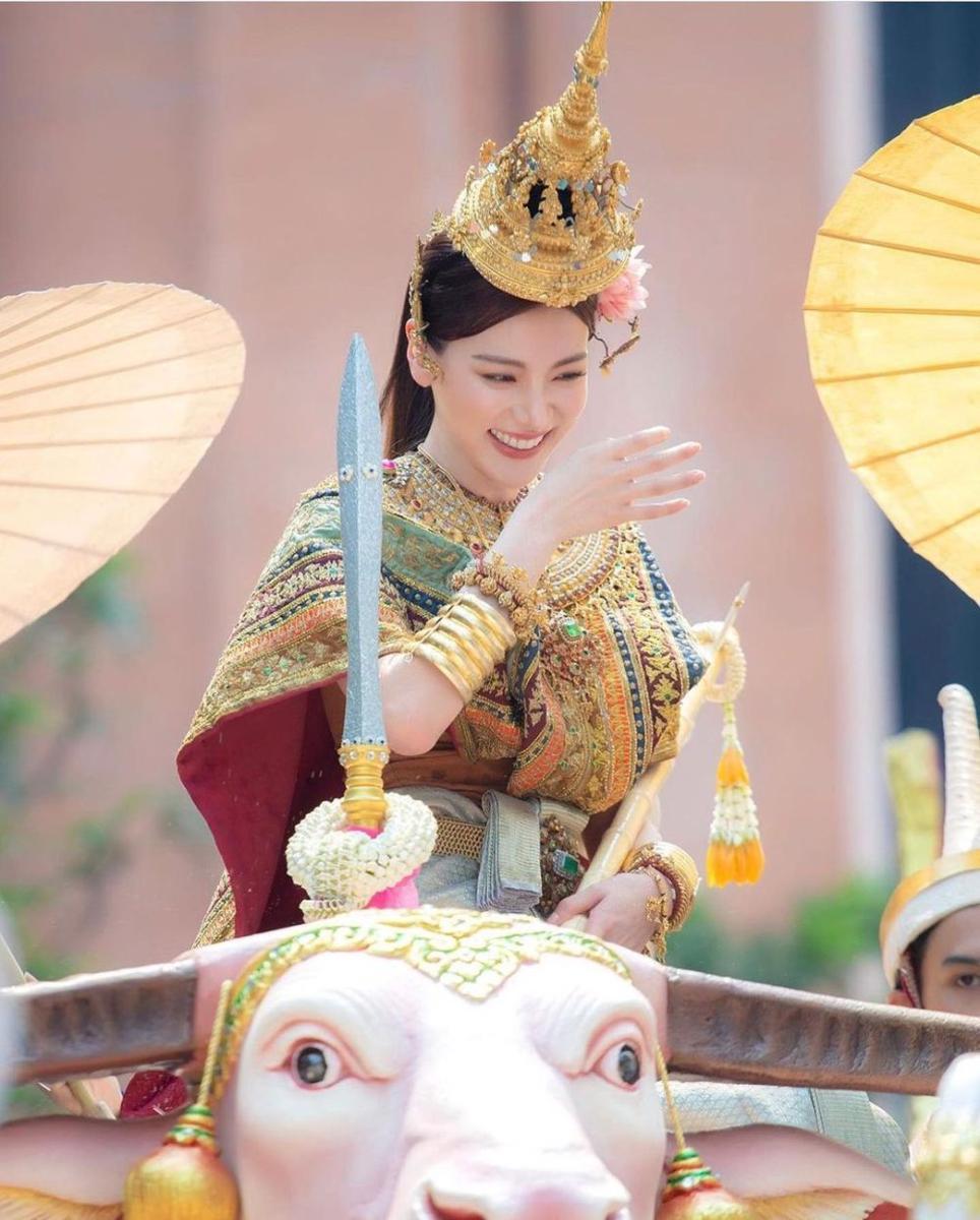 potret Baifern Pimchanok sebagai Kimita Devi di Parade Songkran 2023 (instagram.com/baifernbah)