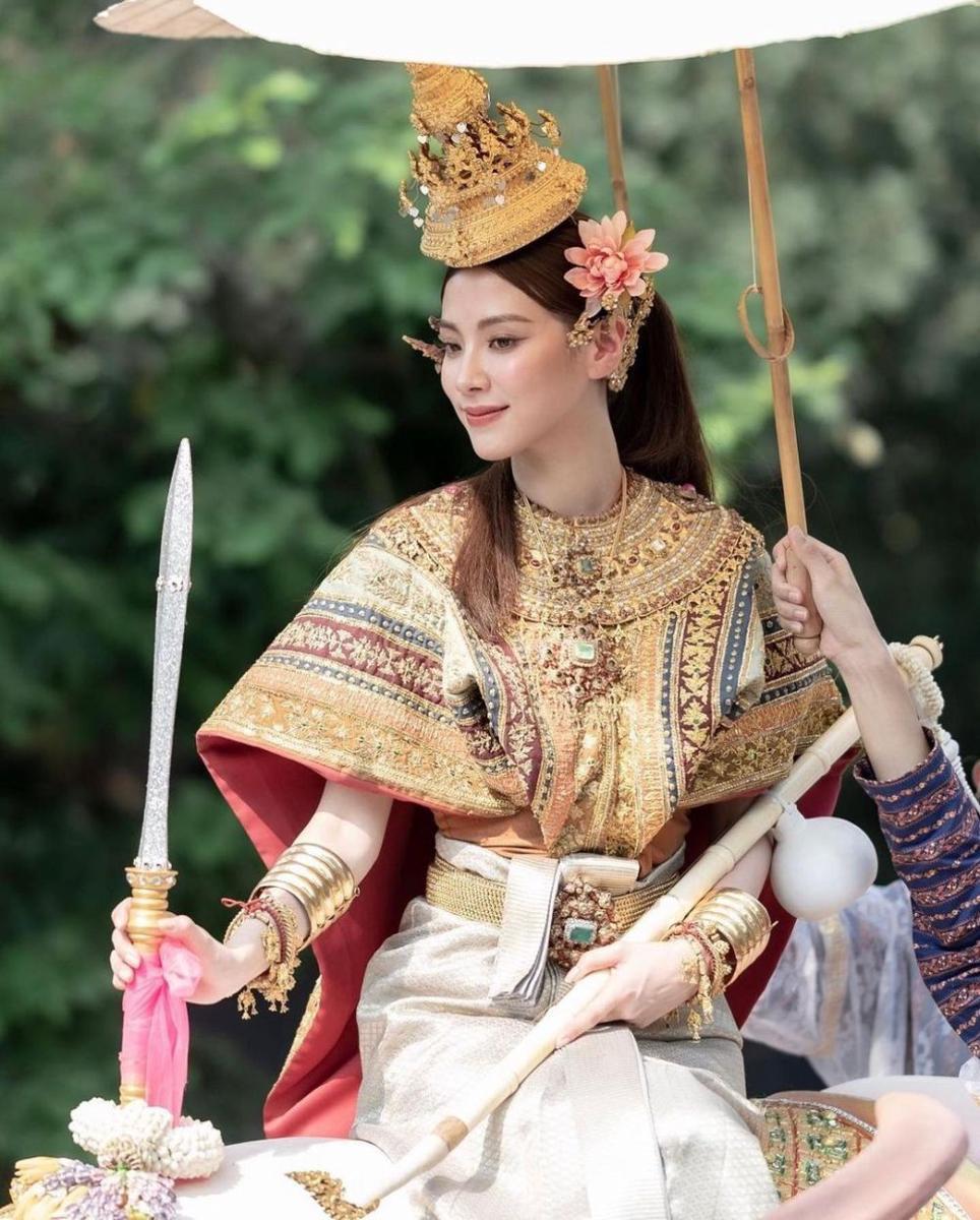 potret Baifern Pimchanok sebagai Kimita Devi di Parade Songkran 2023 (instagram.com/baifernbah)