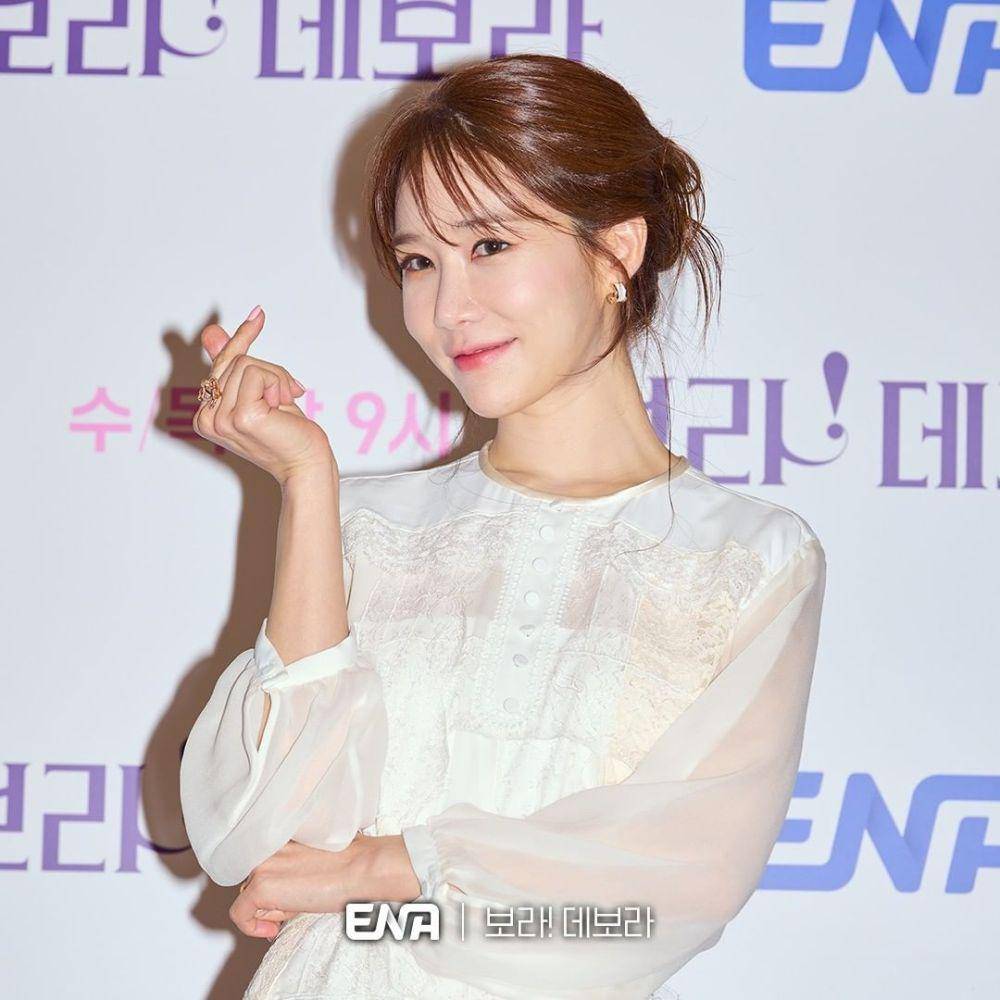 Potret Yoo In Na saat press conference drama Bo Ra! Deborah (instagram.com/channel.ena.d)