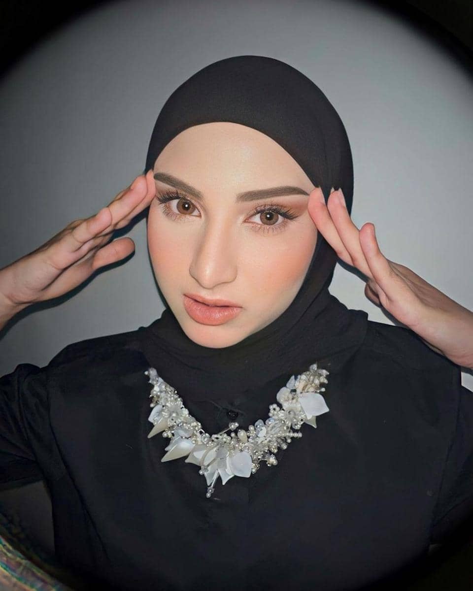 Soft makeup. (instagram.com/miraagile)