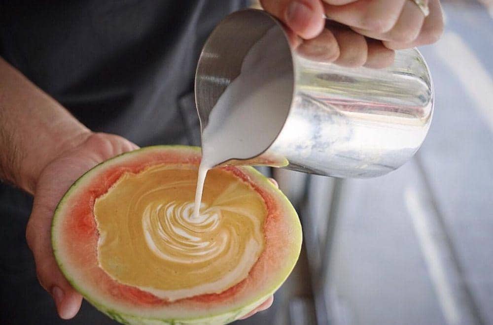 potret latte disajikan di wadah gak jelas (reddit.com/user/beerd_)