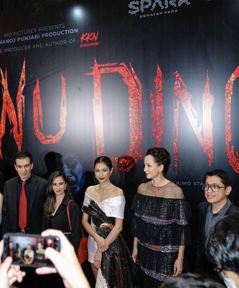potret Mikha Tambayong di gala premiere film Sewu Dino (instagram.com/miktambayong)