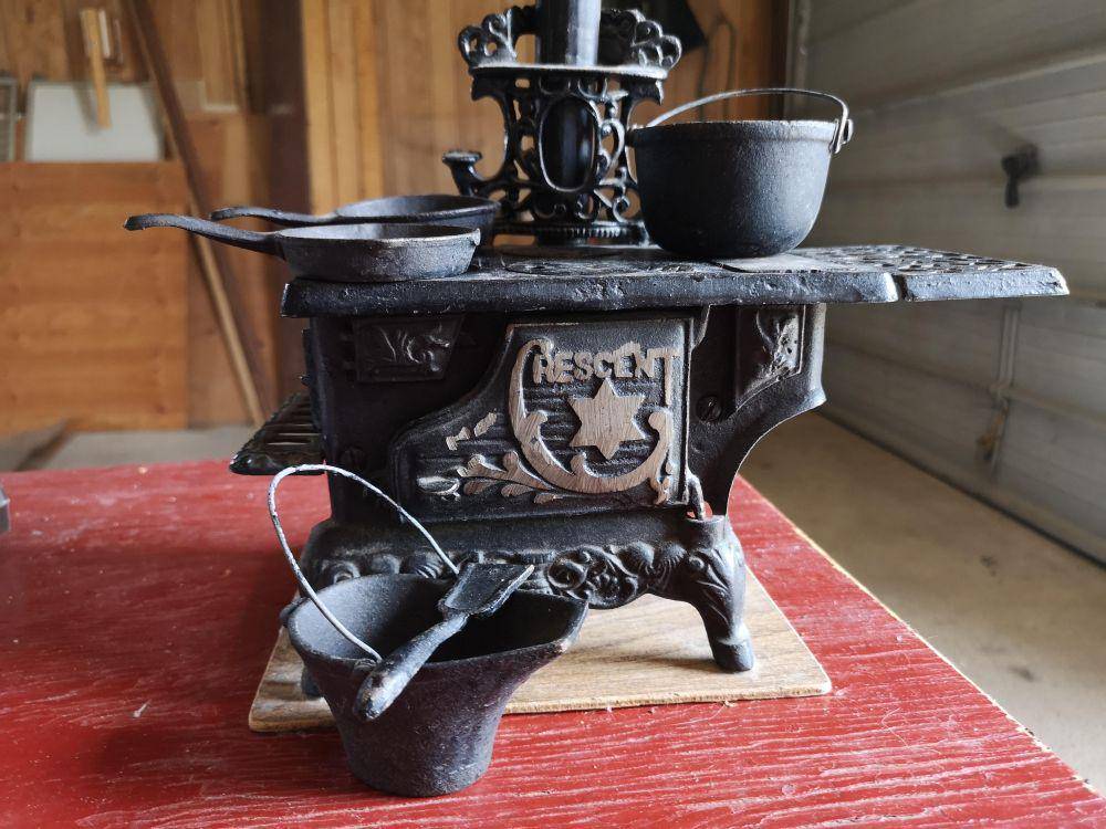 potret miniatur di toko barang bekas (reddit.com/user/just_a_guy_69)