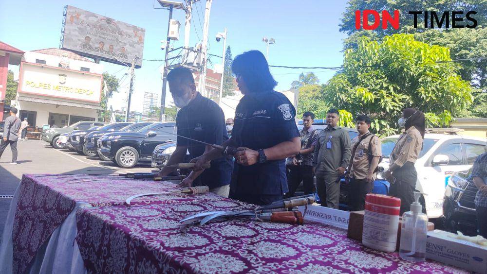 Barang bukti senjata tajam yang digunakan saat tawuran selama Ramadhan di Kota Depok. (IDNTimes/Dicky)