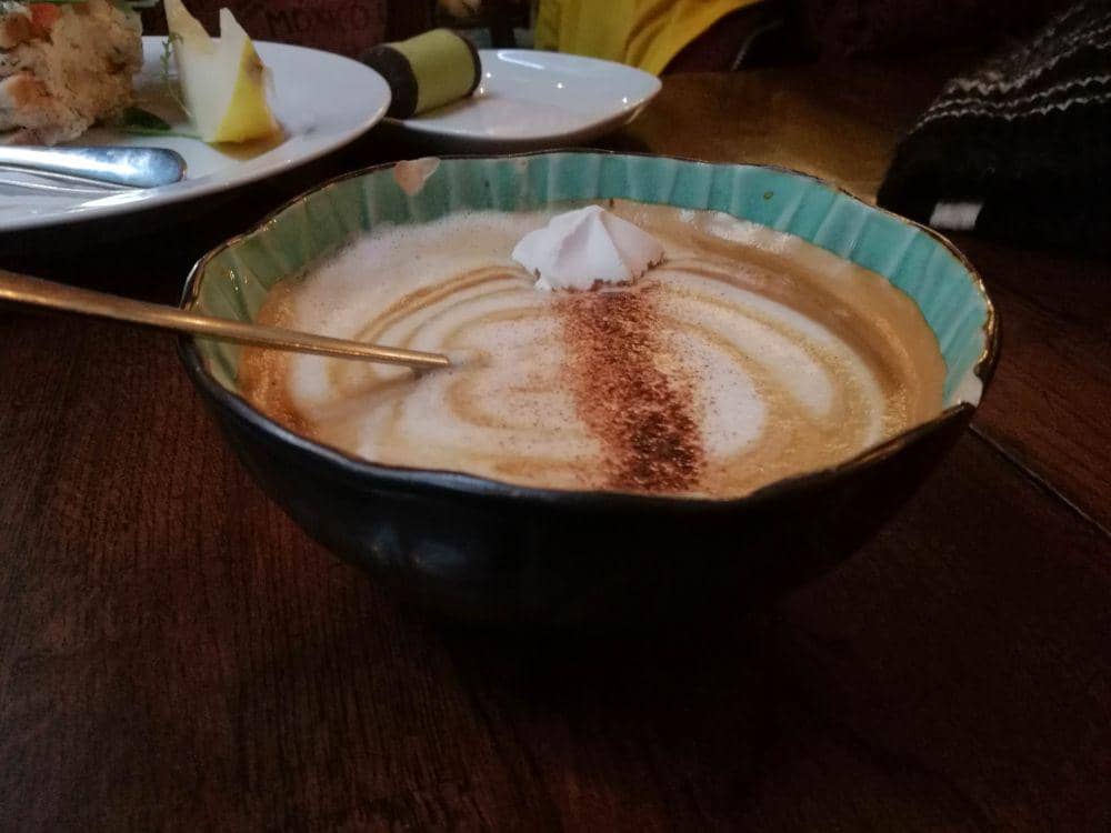 potret latte disajikan di wadah gak jelas (reddit.com/user/Jennnnnny)