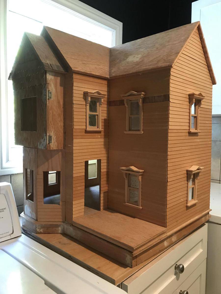 potret miniatur di toko barang bekas (reddit.com/user/Repulsive_Reply_956)