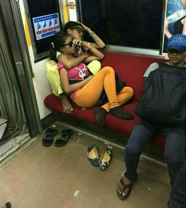 kelakuan penumpang KRL (twitter.com/rivanlee)